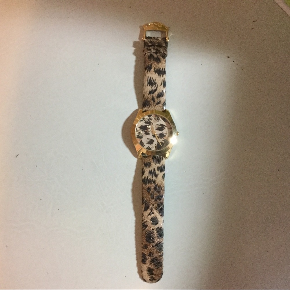 Leopard Print Wristwatch - Picture 2 of 4